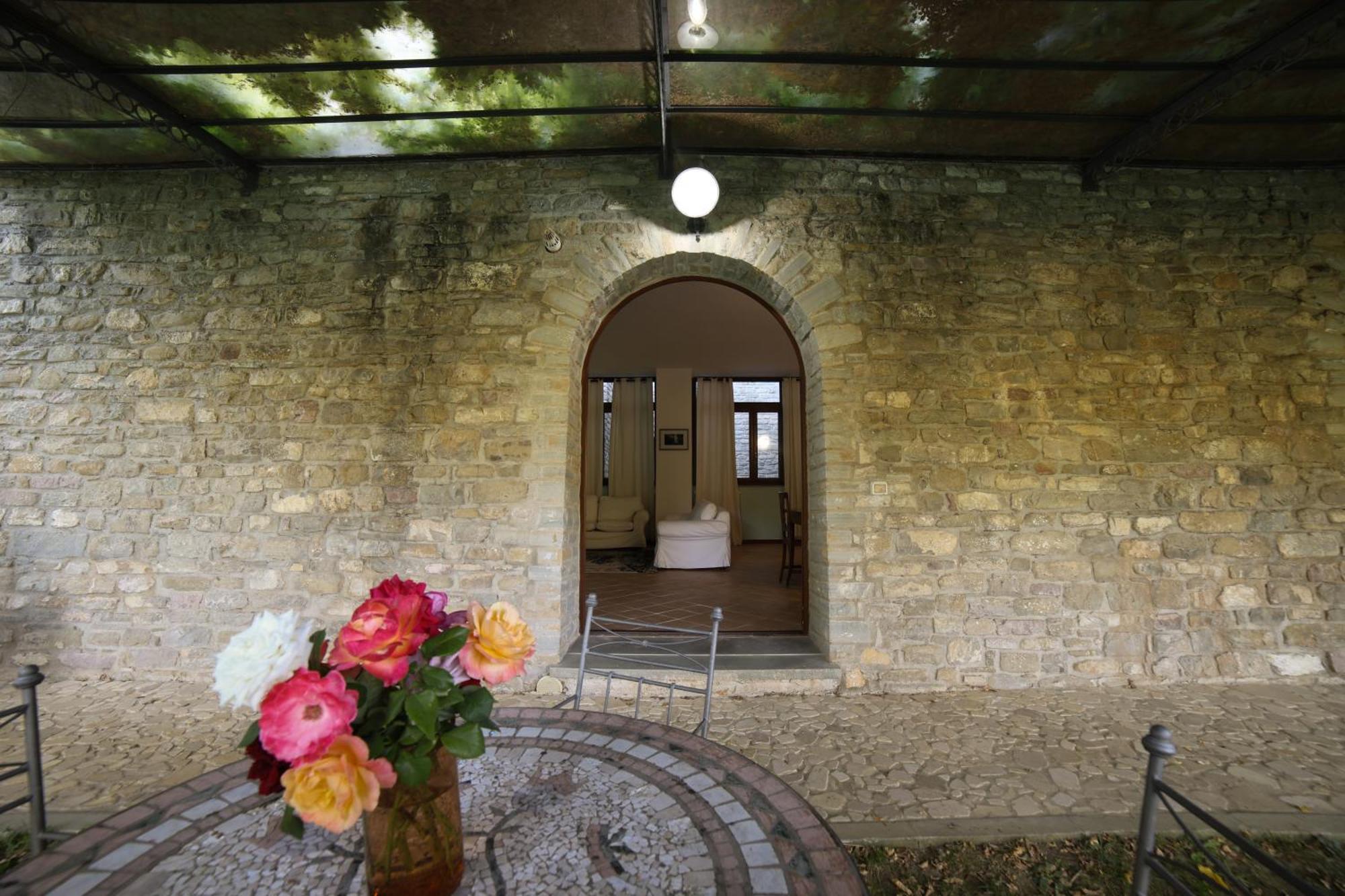 Aparthotel Ht Castello Di Campolongo Valfabbrica Exteriér fotografie